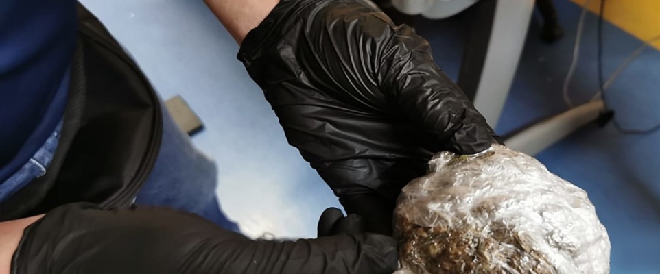 Policjanci zabezpieczyli ponad 3 kg różnego rodzaju narkotyków ukrytych w samochodzie