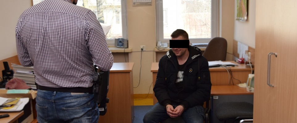 Nietrzeźwy nie zatrzymał się do kontroli i chciał przejechać policjanta