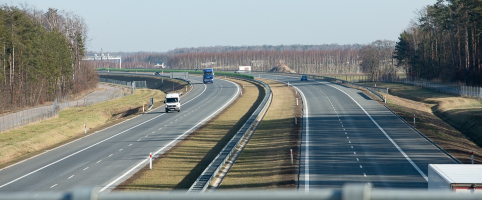 Policjanci uratowali mężczyznę, który chciał skoczyć z wiaduktu na autostradę