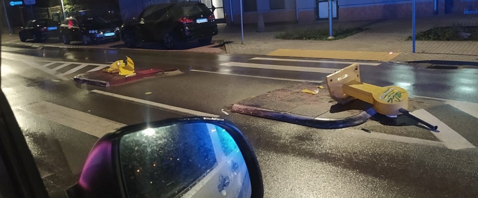 Uszkodził znaki drogowe, zderzył się z citroenem i odjechał. Był nietrzeźwy