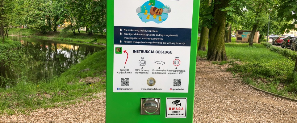 Ptasi bufet dla skrzydlatych mieszkańców Parku Miejskiego