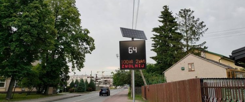 Tablica świetlna ostrzegająca kierowc&oacute;w o przekroczeniu prędkości