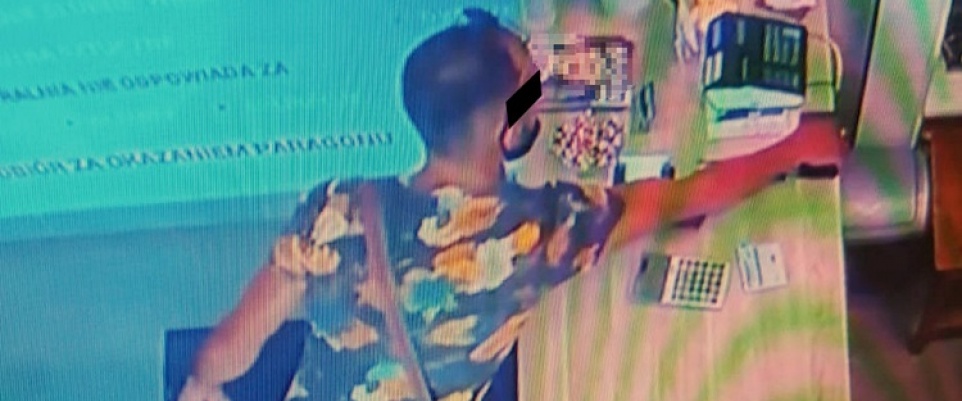 Zdradziło go zdjęcie w koszuli