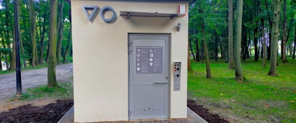 Toaleta publiczna w parku miejskim