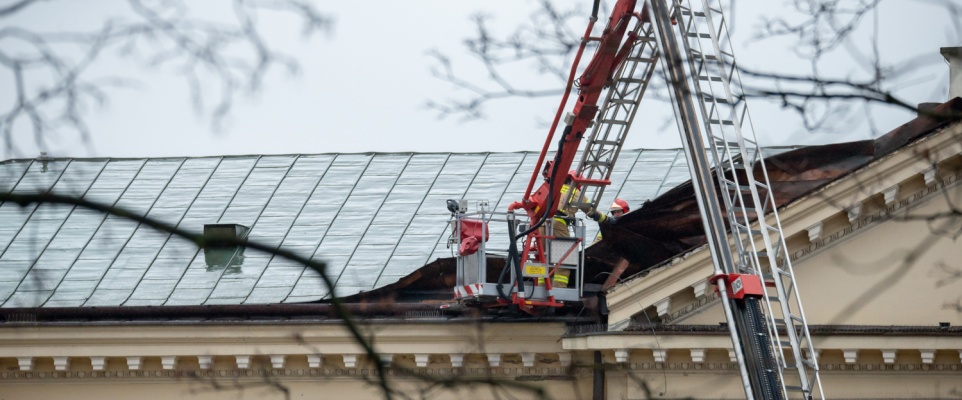 Wichura i śnieżyca w Mińsku Mazowieckim i powiecie mińskim. Zerwane dachy, powalone drzewa