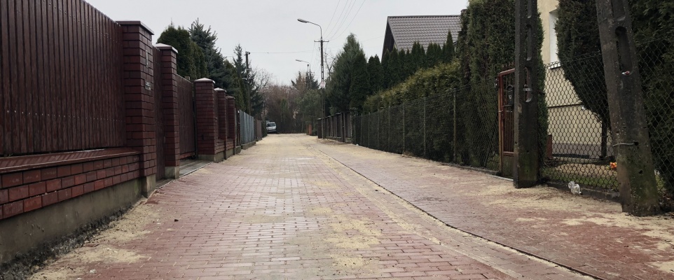 Zakończono budowę odcink&oacute;w sieci kanalizacji deszczowej i utwardzenie ul. M. Reja