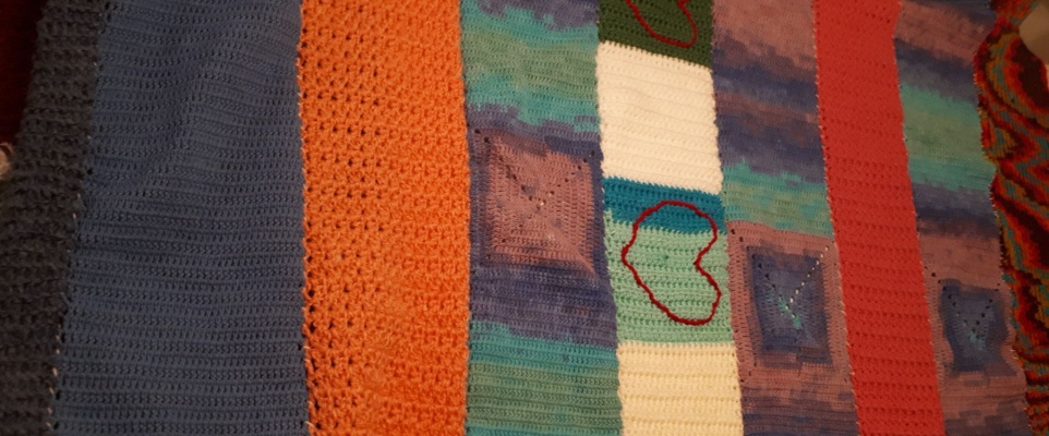 Rekordowy szalik handmade WOŚP zmienia się w koce dla uchodźc&oacute;w z Ukrainy