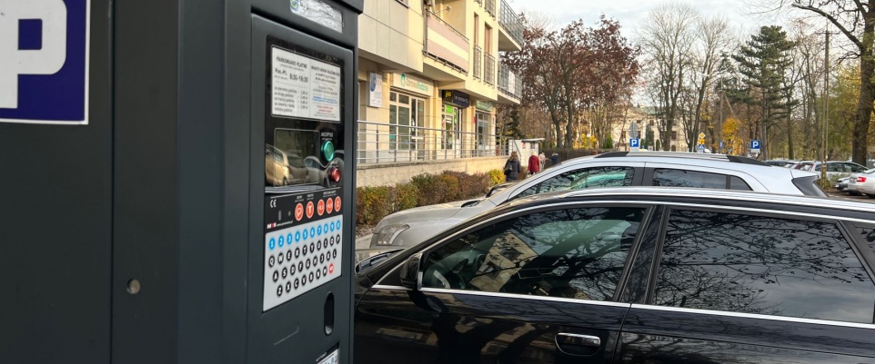 Nowy cennik opłat za postój samochodów w strefie płatnego parkowania