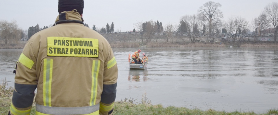 Ćwiczenia strażaków z zakresu ratownictwa na obszarach wodnych