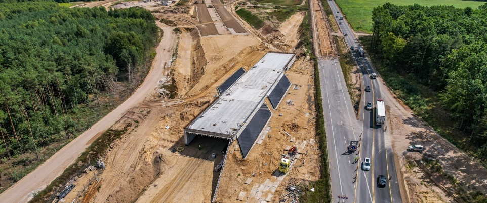 Widziane z góry: budowa autostrady A2 na wschód od Kałuszyna