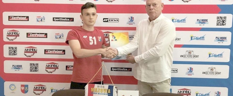 Jan Proczek z papierami na grę w Mazie