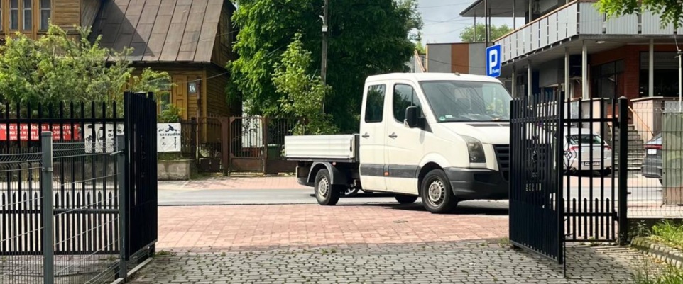 Bramę OSP blokują auta