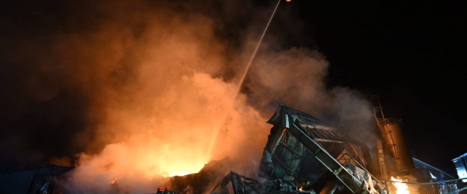 Pożar hali produkcyjnej