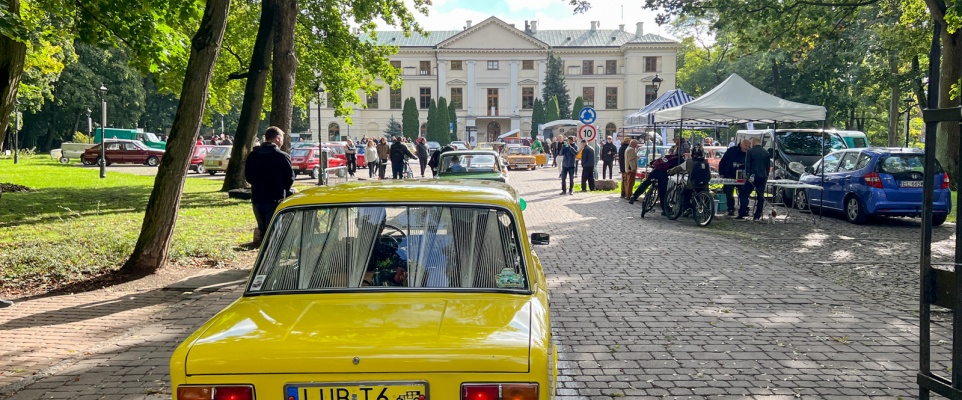 Klasyki na zakończenie sezonu przed pałacem