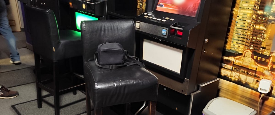 Policja uderza w nielegalny hazard. Automaty i got&oacute;wka zabezpieczone