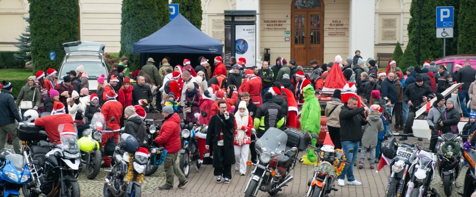 Moto Mikołajki przed Pałacem Dernałowicz&oacute;w