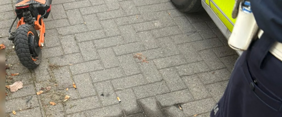 14-latek jechał hulajnogą na jednym kole. Zareagowali policjanci
