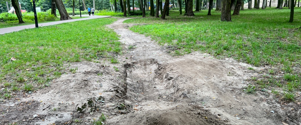 Nielegalny tor rowerowy w parku