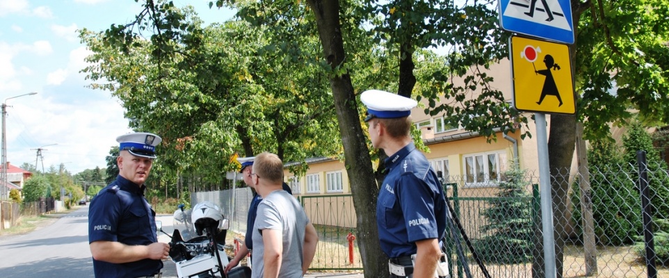 Policjanci sprawdzali i oceniali stan bezpieczeństwa pod szkołami