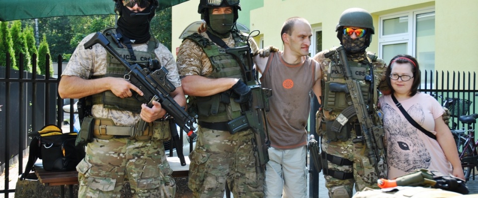  Antyterroryści z CBŚP odwiedzili wychowanków domu samopomocy