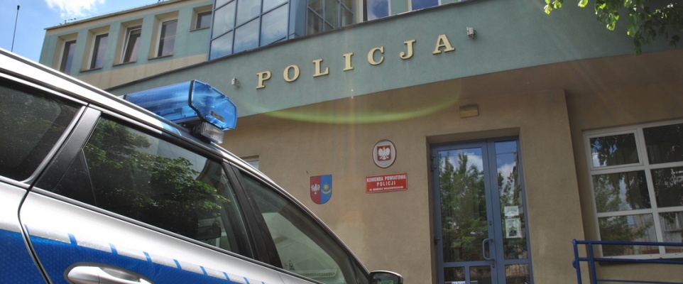 Dzielnicowi znaleźli poszukiwanego w szafie