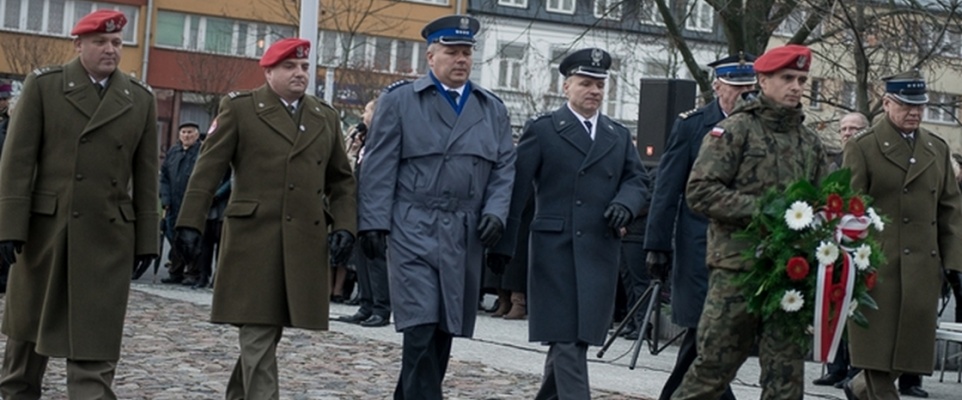  Policjanci wzięli udział w uroczystości pod Pomnikiem Niepodległości