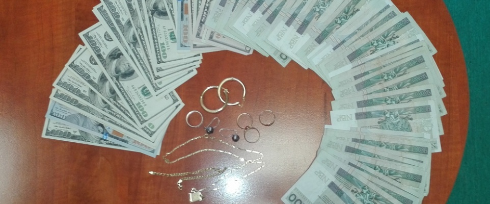 Zarzuty za oszustwo metodą „na policjanta” oraz odzyskane pieniądze i biżuteria